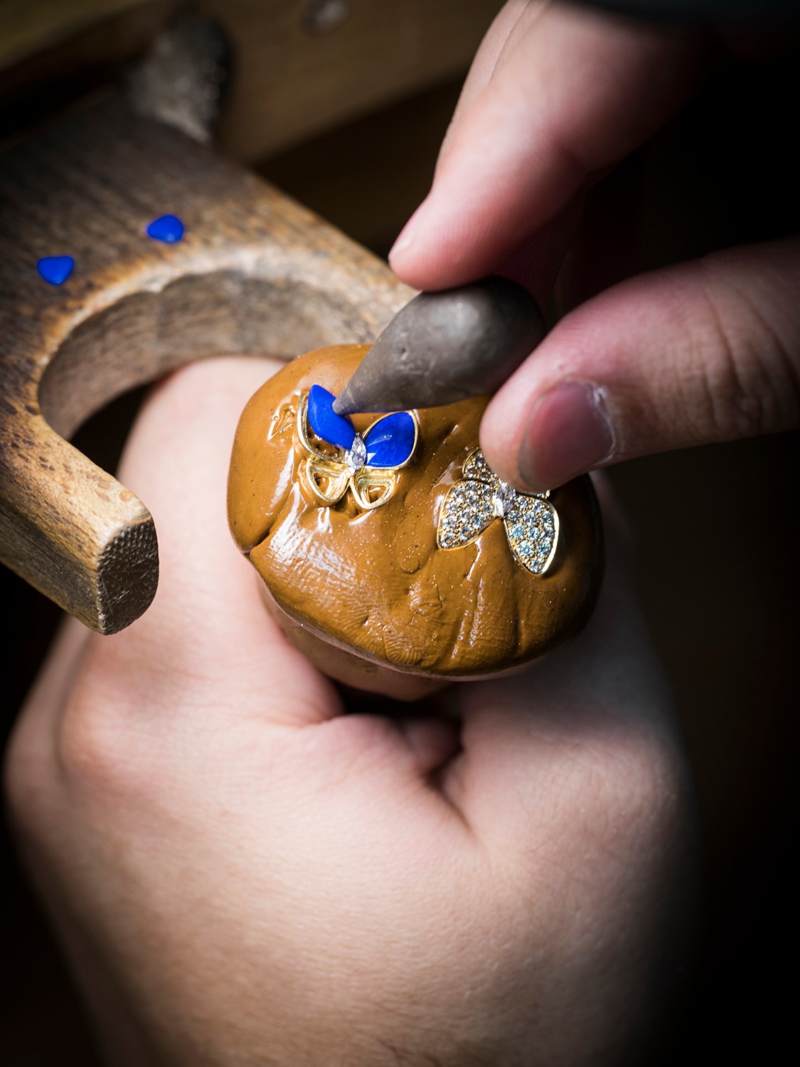 Two Butterfly earrings 18K yellow gold, diamond, lapis lazuli, craftsmanship, Two Butterfly collection, Van Cleef & Arpels
