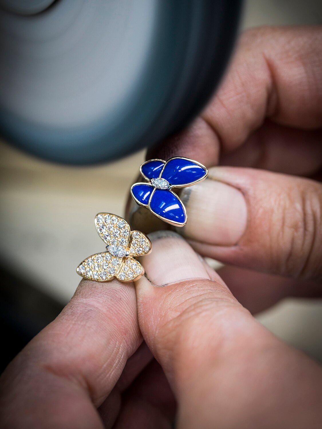 Two Butterfly earrings 18K yellow gold, diamond, lapis lazuli, craftsmanship, Two Butterfly collection, Van Cleef & Arpels