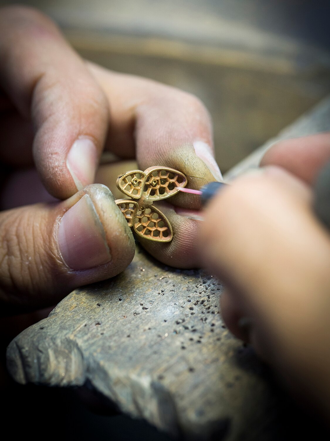 Two Butterfly earrings 18K yellow gold, diamond, lapis lazuli, craftsmanship, Two Butterfly collection, Van Cleef & Arpels