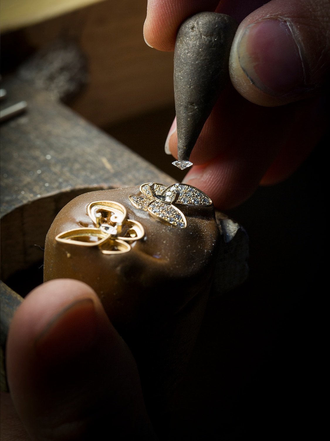 Two Butterfly earrings 18K yellow gold, diamond, lapis lazuli, craftsmanship, Two Butterfly collection, Van Cleef & Arpels