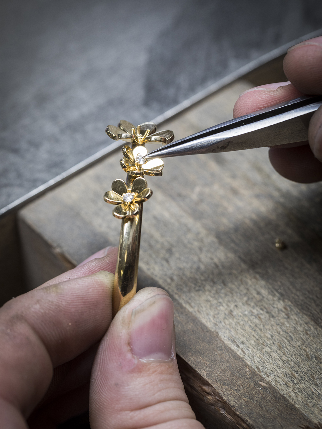 Frivole bracelet, 7 flowers, 18K yellow gold, diamond, Frivole collection, Van Cleef & Arpels