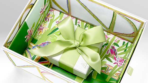 Gift wrapping by Van Cleef & Arpels