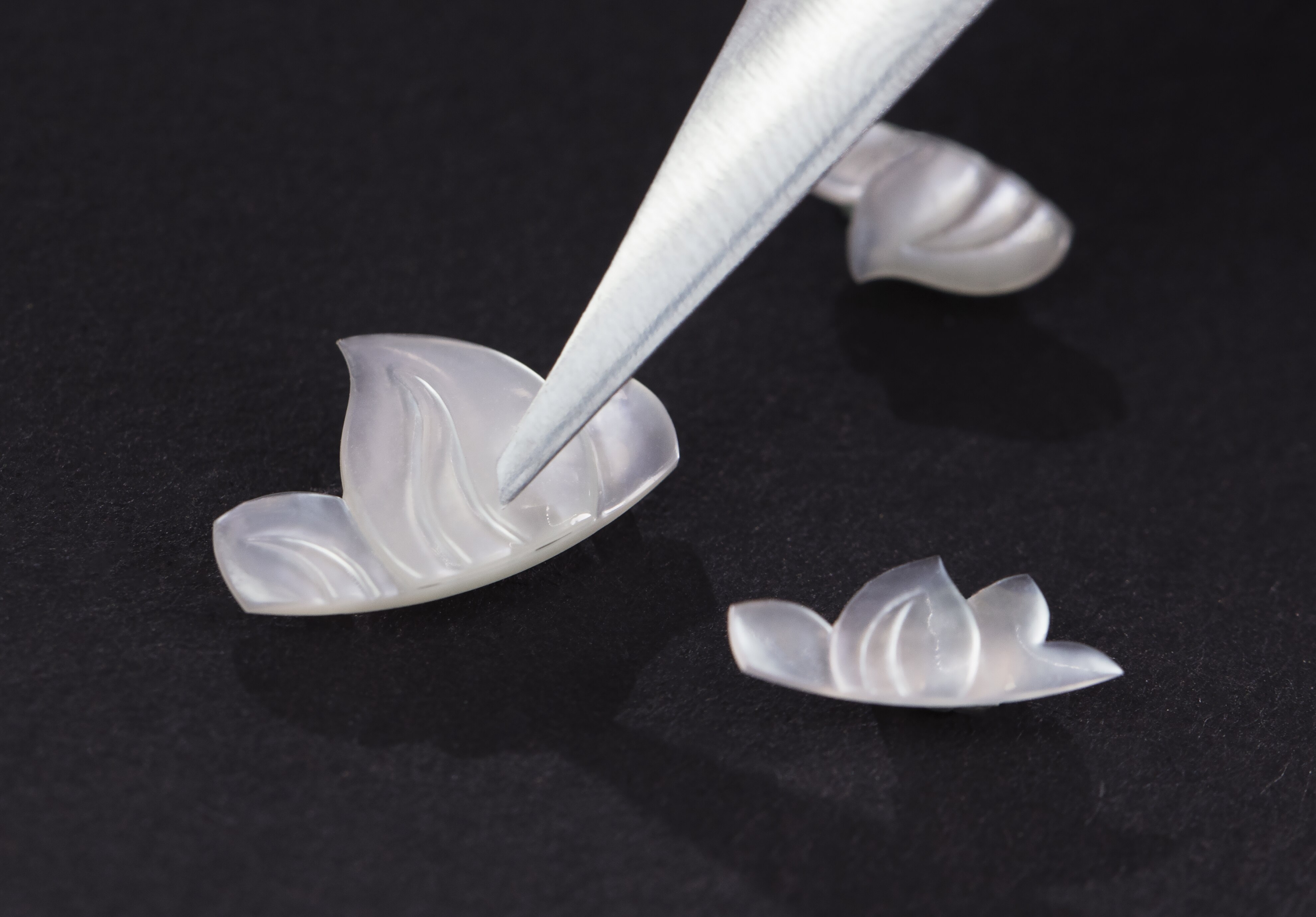 Mother-of-pearl sculpting, Charms Extraordinaire Amour watch, Extraordinary Dials collection, Van Cleef & Arpels