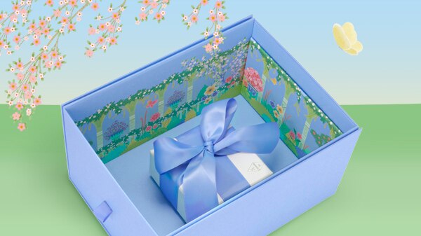 Gift wrapping by Van Cleef & Arpels
