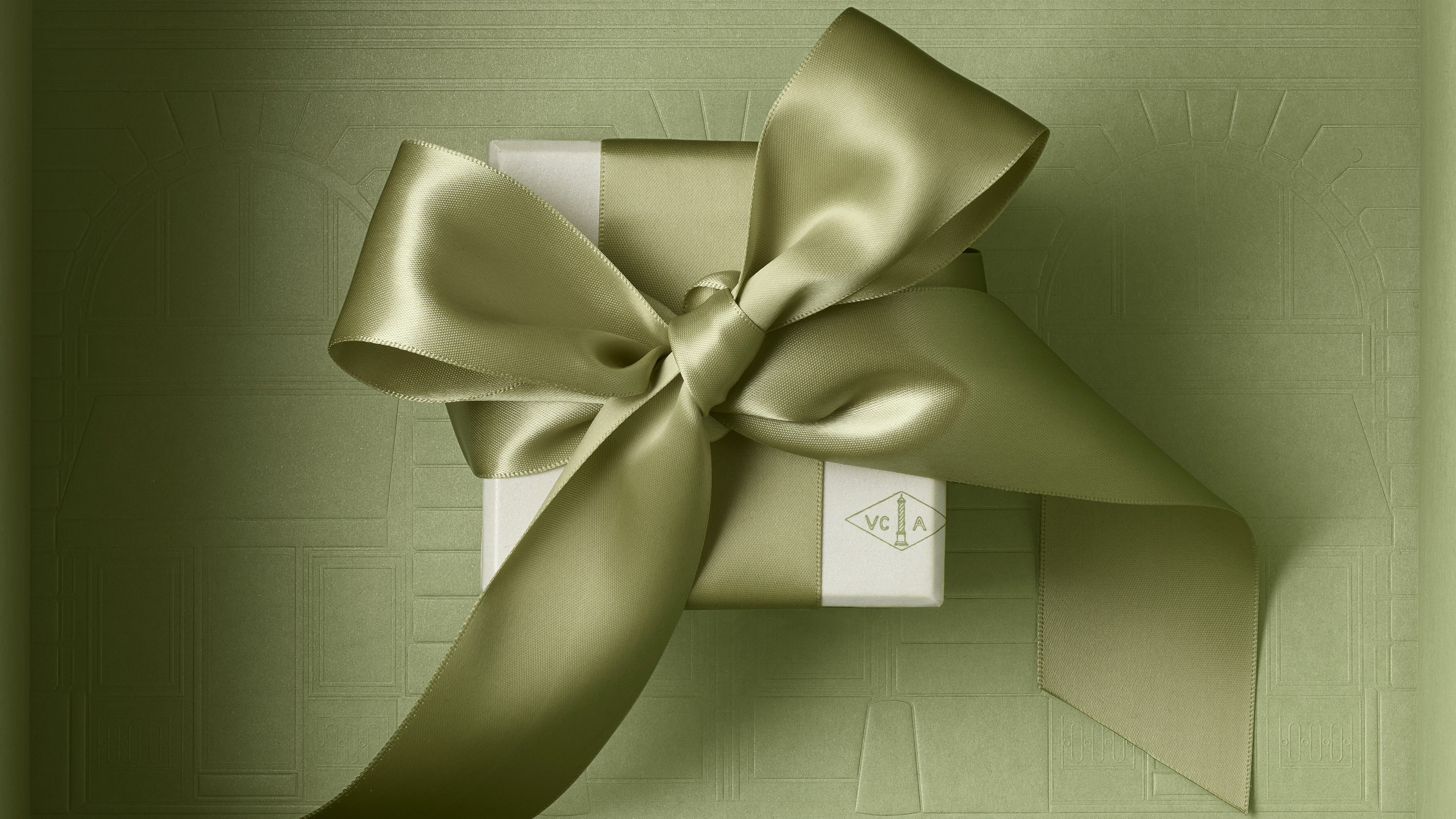 Gift wrapping by Van Cleef & Arpels