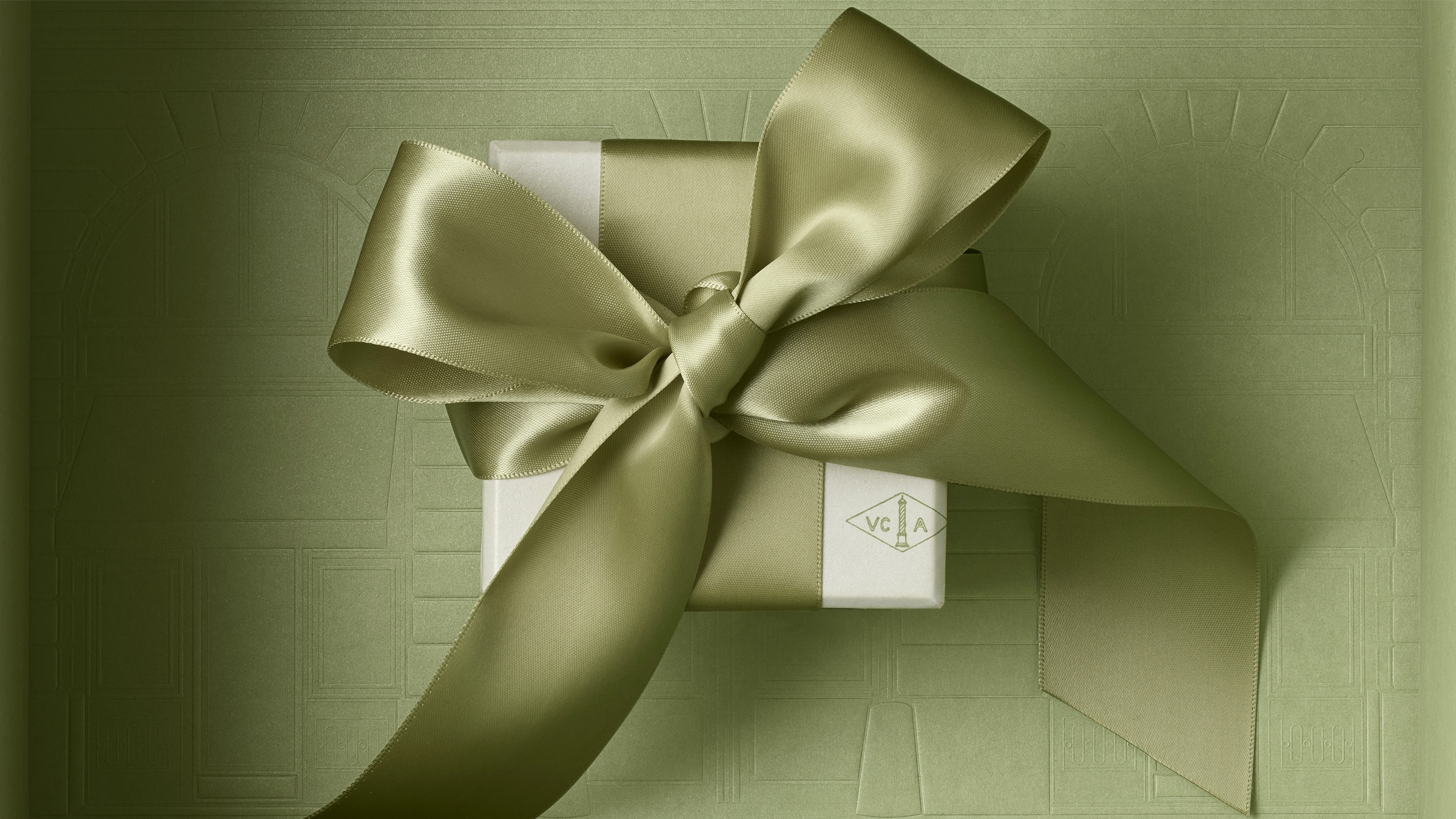 Gift wrapping by Van Cleef & Arpels