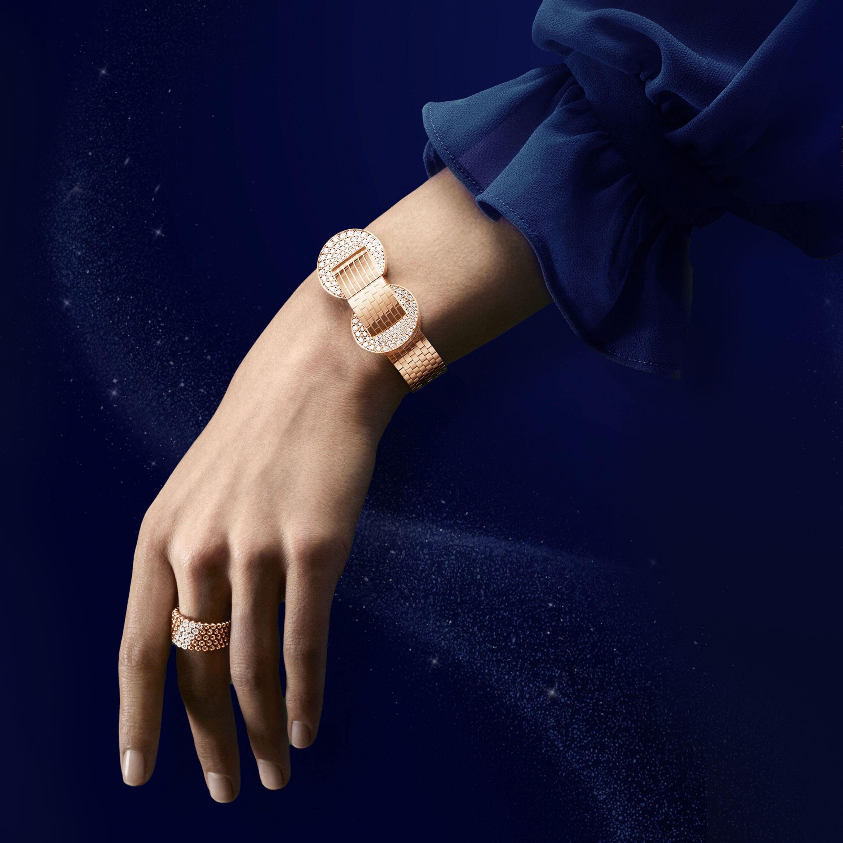 ساعة لودو سيكريت، ذهب وردي عيار 18 قيراط، ماس مستدير، عرق لؤلؤ أبيض بنقش غيوشيه، مشبك قابل للطي ثلاث مرات، حركة كوارتز سويسرية. خاتم بيرليه دايمُندز، 5 صفوف، ذهب وردي عيار 18 قيراط، ماس. مجموعة الساعات الراقية المرصّعة بالمجوهرات ومجموعة بيرليه، فان كليف أند آربلز.